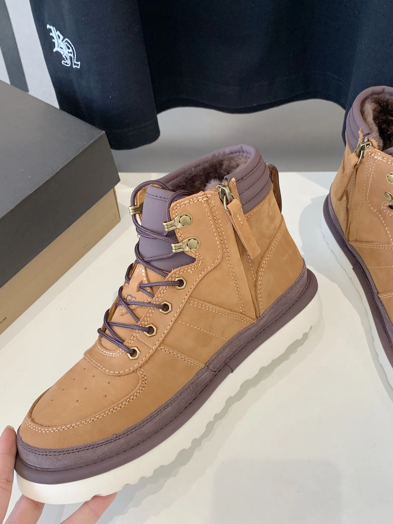 💰 [UGG] P: 660💰 Men's model. Size: 39-44 𝐔gg 1122170 Side zipper Highlander men's shoes. Men's sheepskin lining imported from Australia. The sole is light wing technology outsole. The upper foot is very comfortable. Men's snow boots are ok for husband and dad. High-end atmosphere. Available in three colors: maroon, dark brown, olive green.